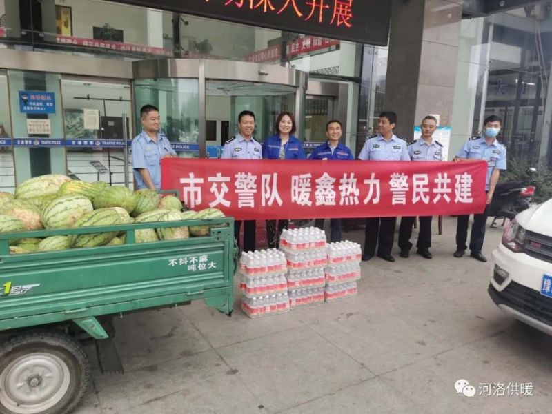 高溫下交警執勤忙，暖鑫熱力送瓜送水送清涼
